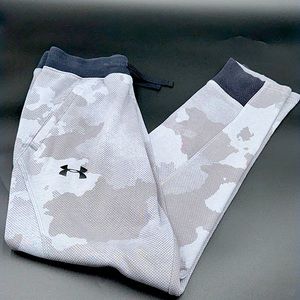 Under Armour grey camo joggers. Size L. Boys. Grey/Black. Excellent condition!!
